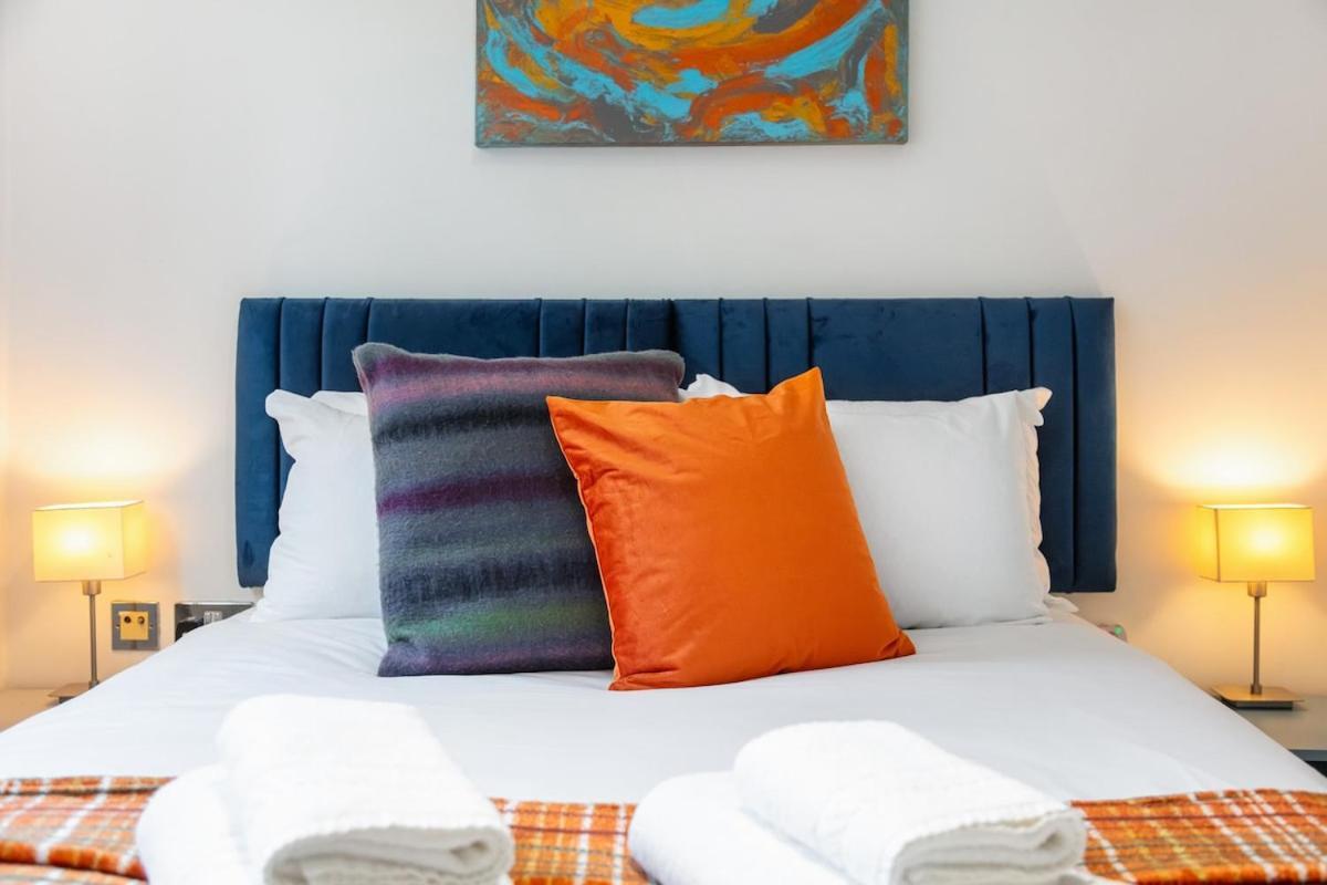 Modern Two Bed With Free Gated Parking Space Leilighet *