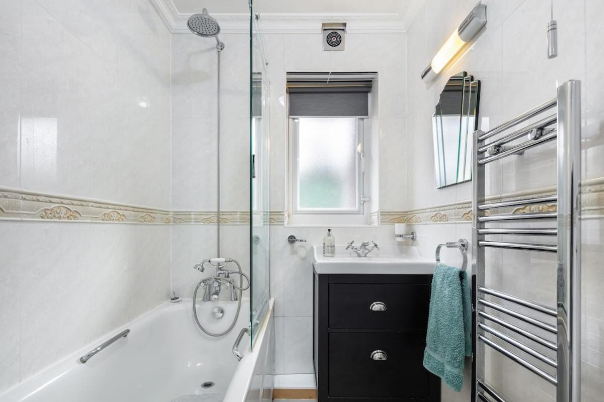 Modern Two Bed With Free Gated Parking Space Leilighet