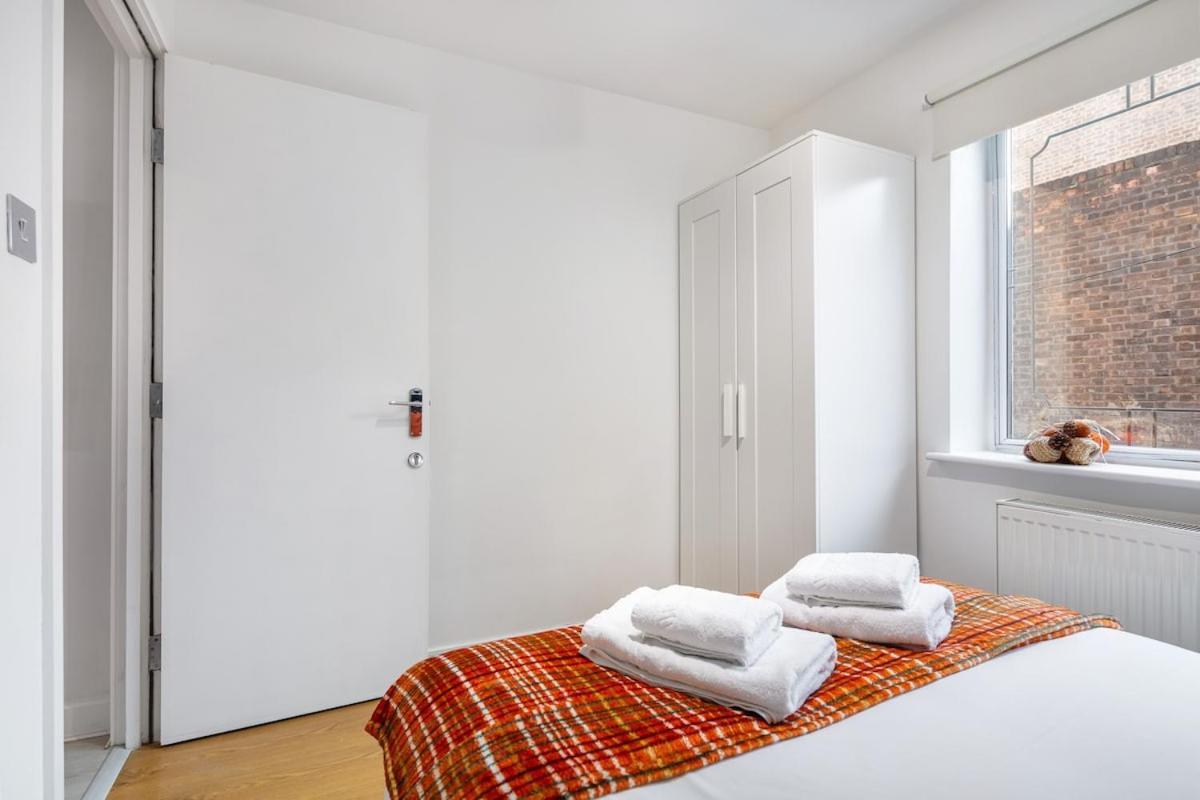 Modern Two Bed With Free Gated Parking Space Leilighet London