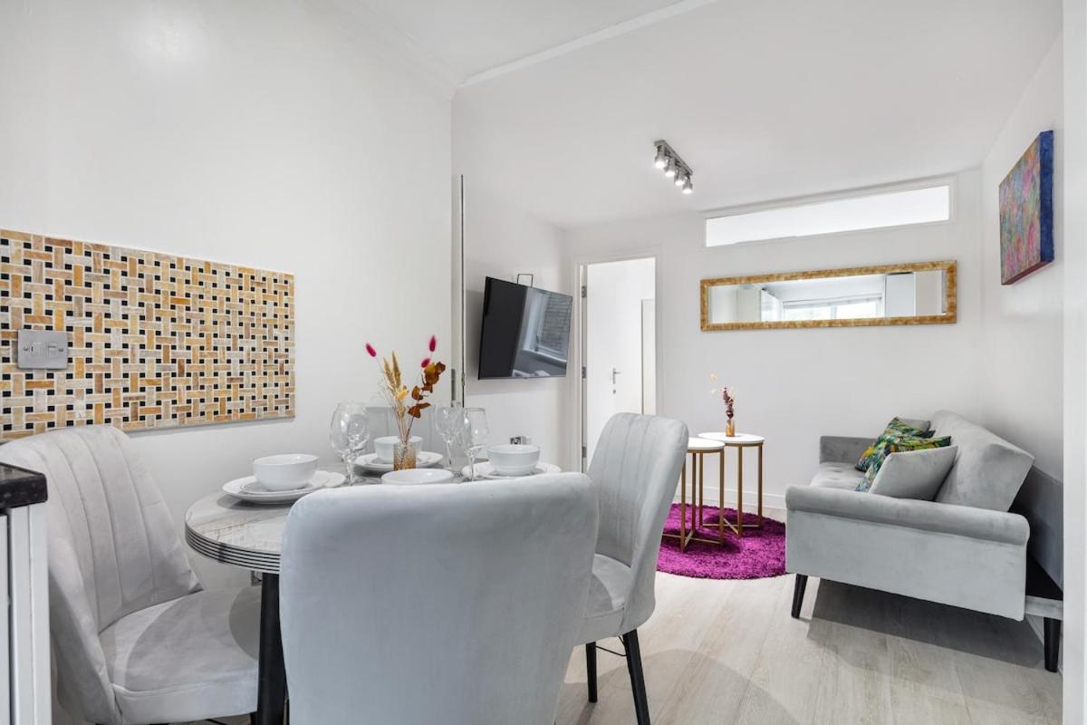 Modern Two Bed With Free Gated Parking Space Leilighet *