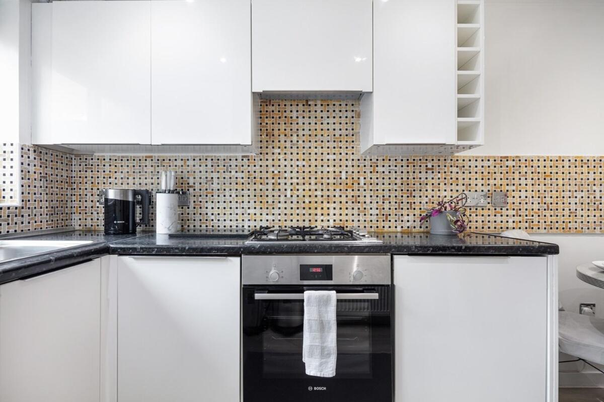 Leilighet Modern Two Bed With Free Gated Parking Space