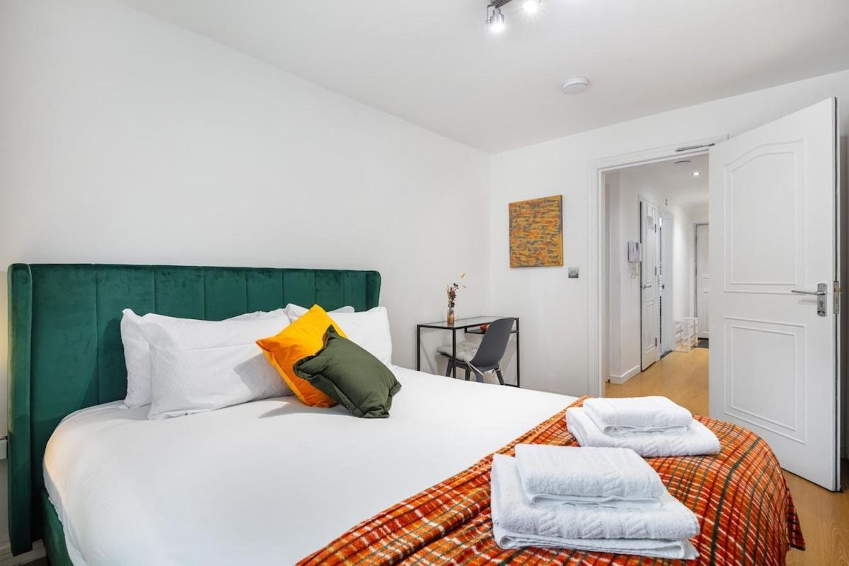 Modern Two Bed With Free Gated Parking Space Leilighet *