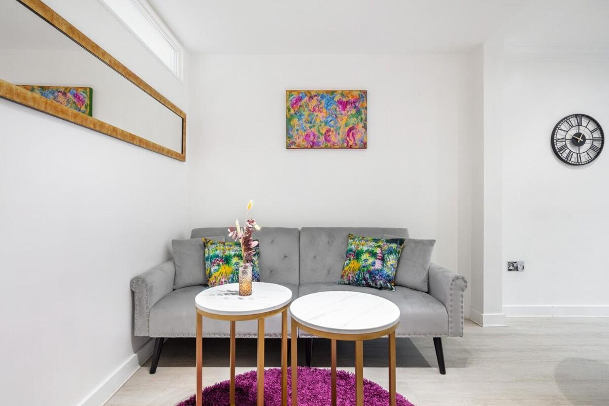 Modern Two Bed With Free Gated Parking Space Leilighet London