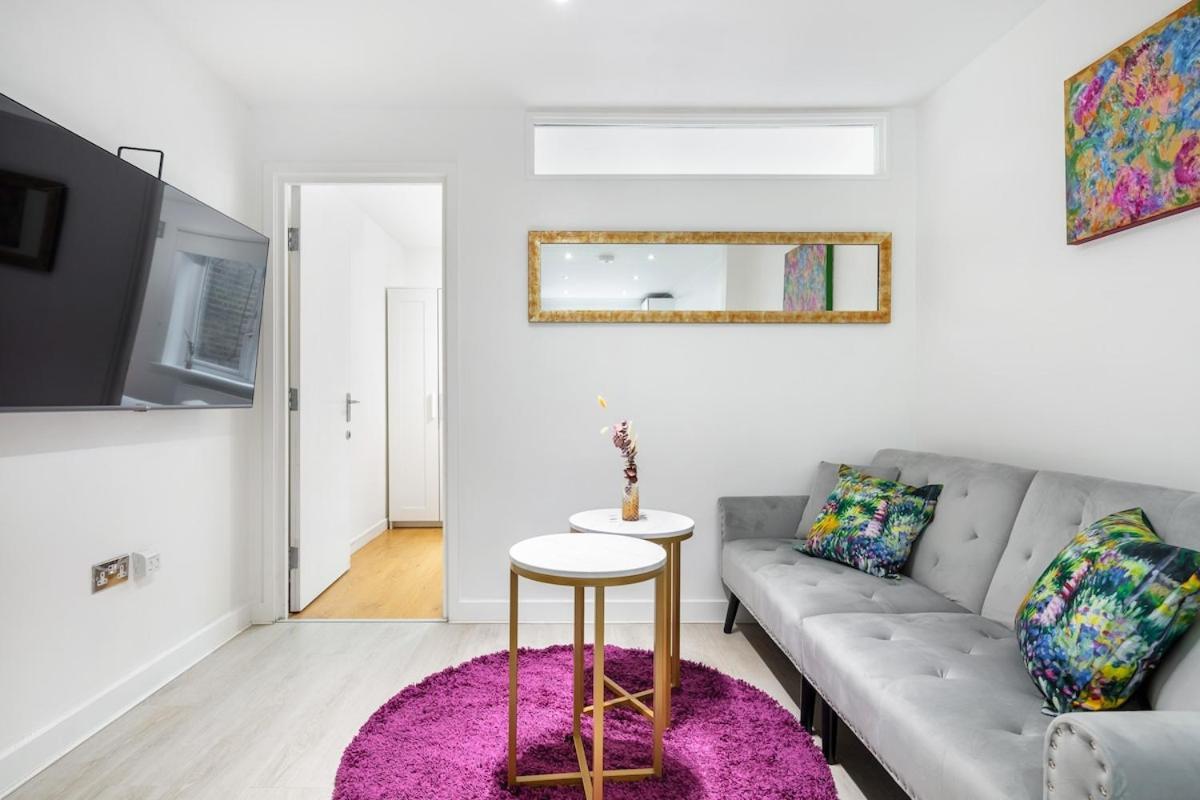 Modern Two Bed With Free Gated Parking Space Leilighet