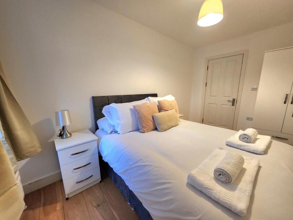 Comfortable 2br Flat - 1 Min To Tube, Sleeps 6 Lägenhet