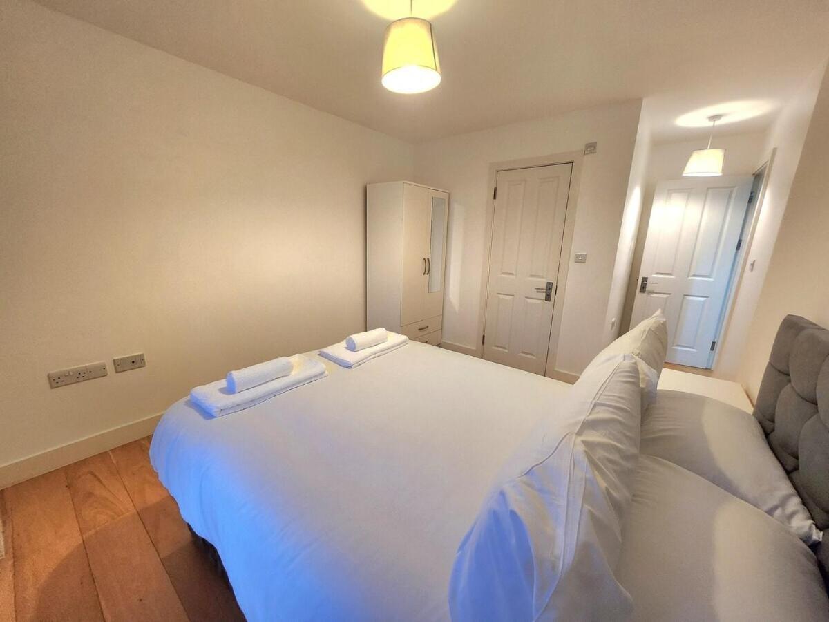 Comfortable 2br Flat - 1 Min To Tube, Sleeps 6 Lägenhet