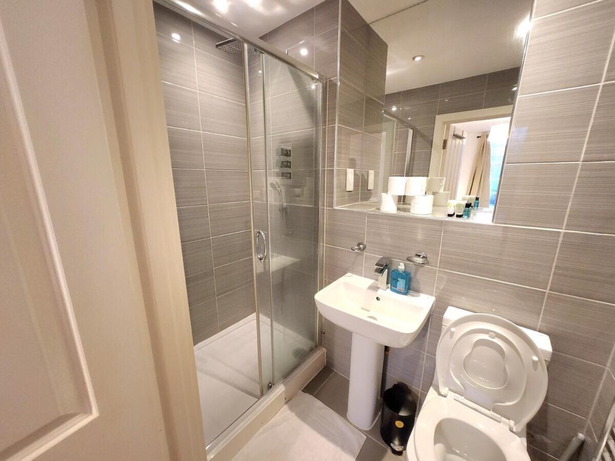 Comfortable 2br Flat - 1 Min To Tube, Sleeps 6 Lägenhet *