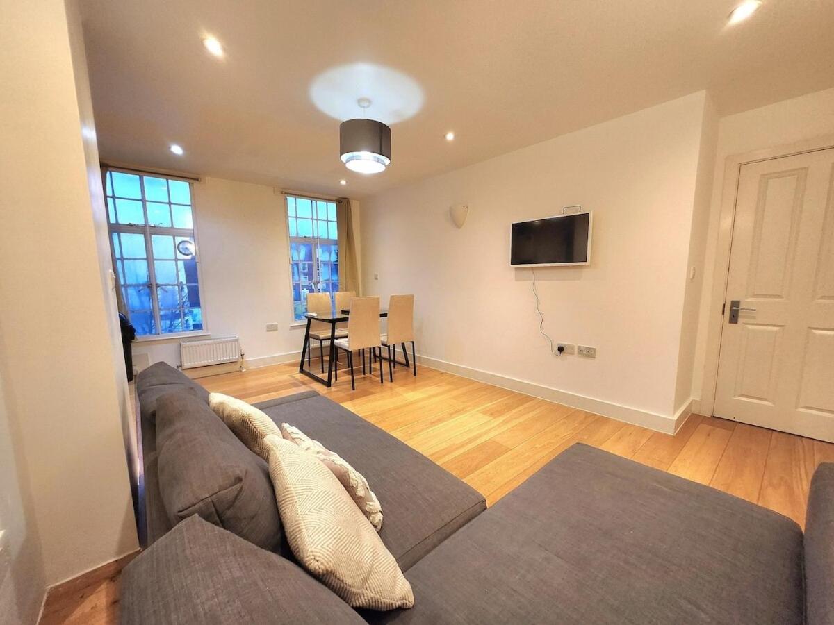 Comfortable 2br Flat - 1 Min To Tube, Sleeps 6 Lägenhet