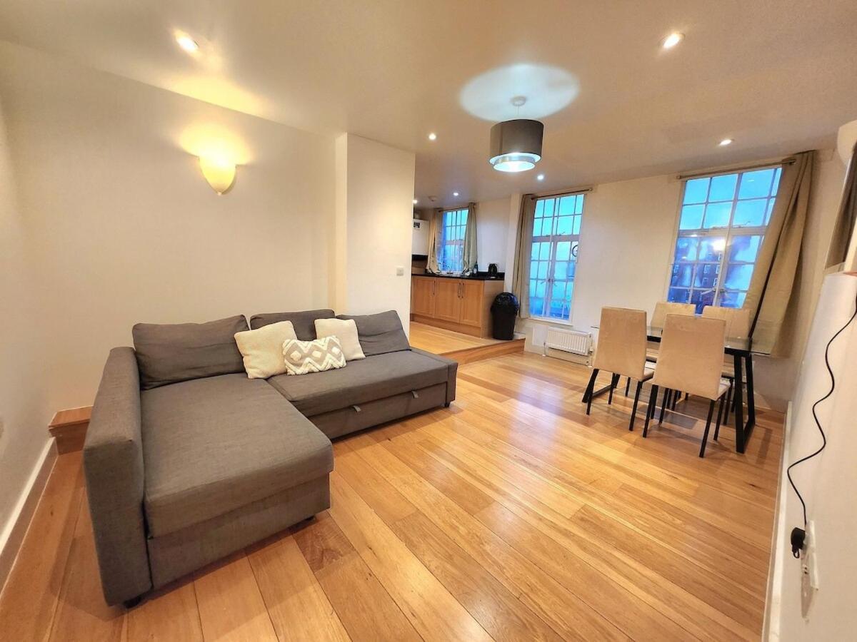 Comfortable 2br Flat - 1 Min To Tube, Sleeps 6 Lägenhet