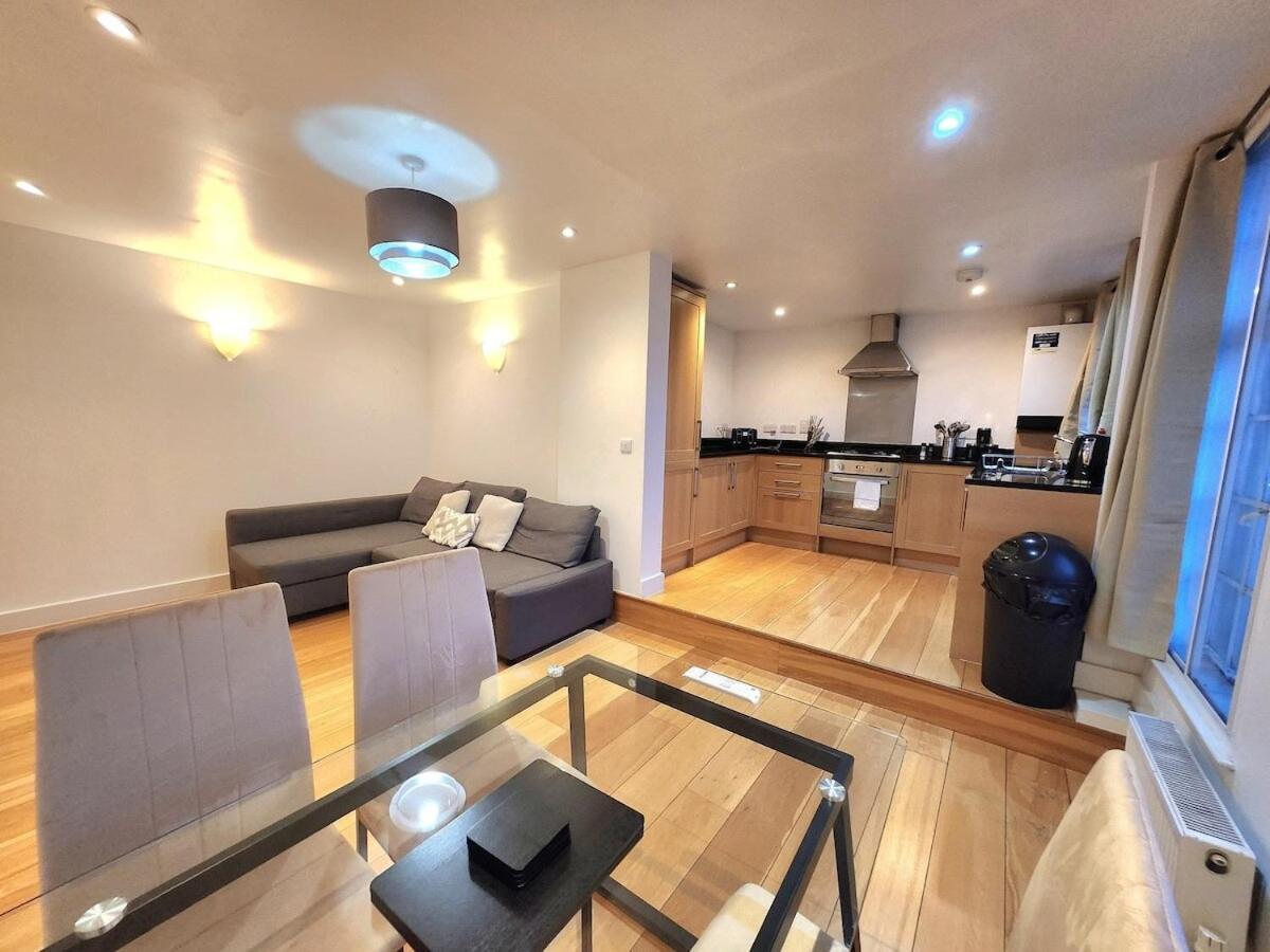Comfortable 2br Flat - 1 Min To Tube, Sleeps 6 Lägenhet *