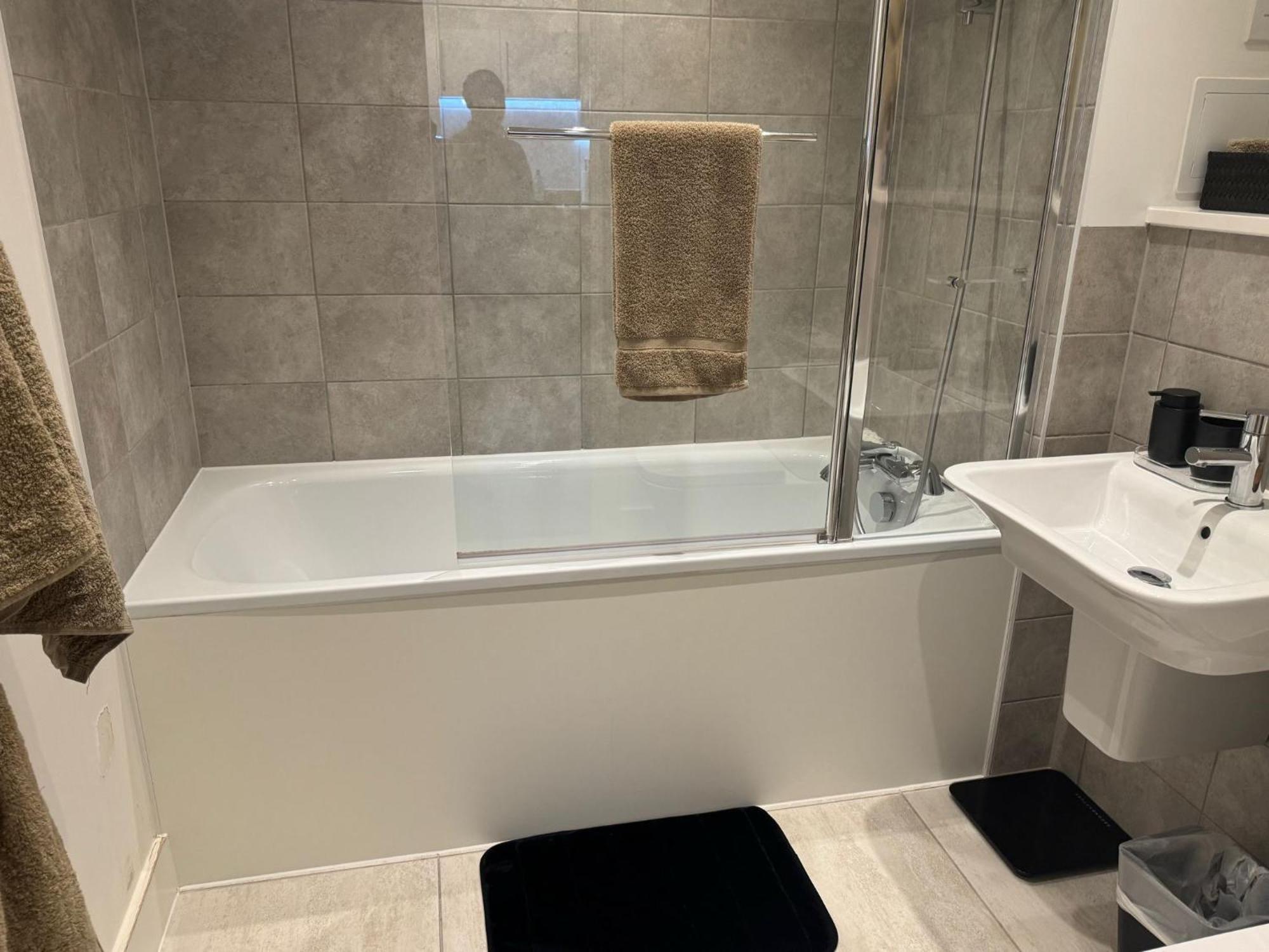 Top Quality Private Full Flat Luxury Bedroom In Central Apartment *