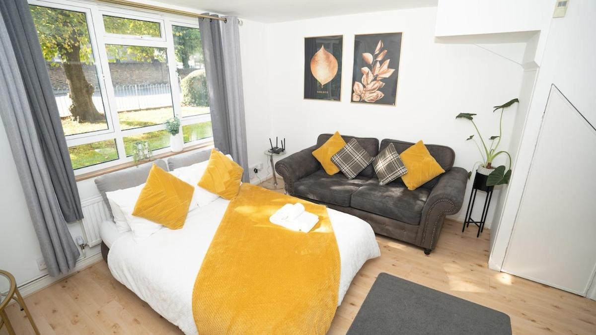 Golden Maisonette Next To Camden Town With Private Parking London