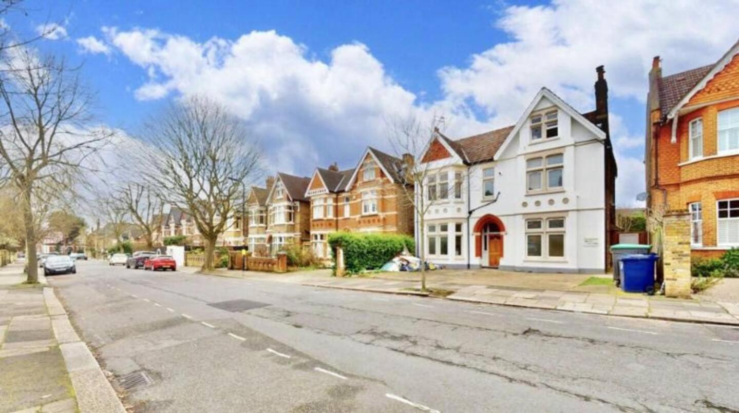 Charming In West Ealing, 12 Mins To By Train, Free Parking, 8-min Walk To Station Apartment