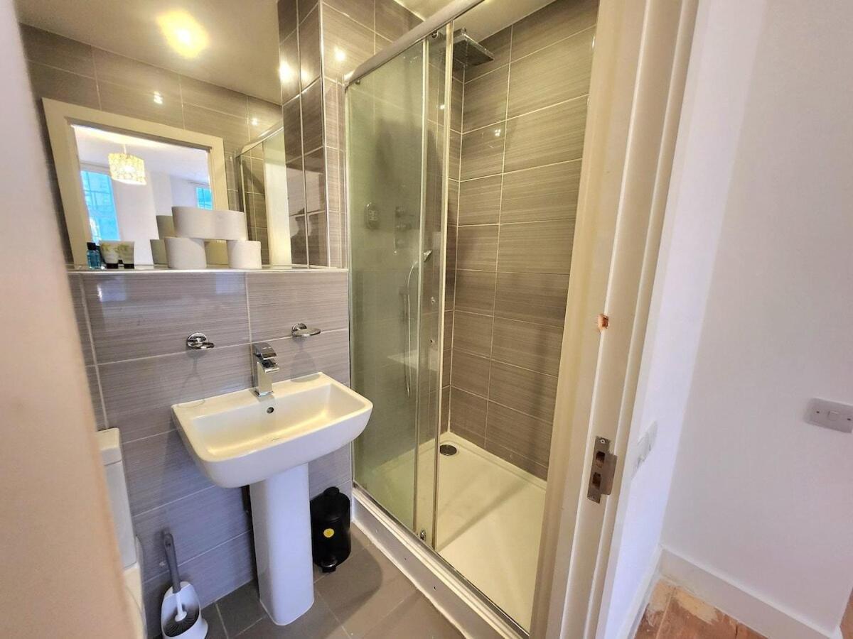 Spacious 2-bed Flat - Close To Tube, Sleeps 6 * Londres