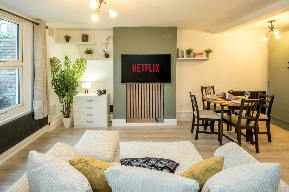 Stunning 1 Bed Luxury Garden Appartement *