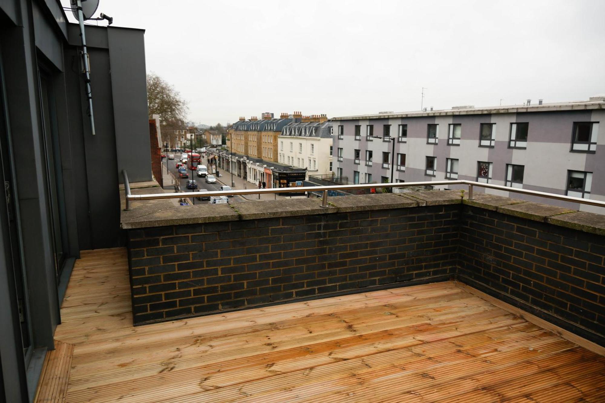 New Luxury In Location Next To Shops, Cafes, Bars & Metro Lägenhet
