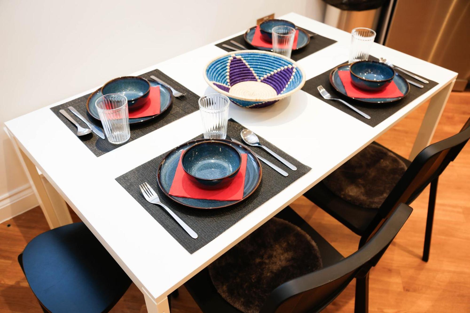 New Luxury In Location Next To Shops, Cafes, Bars & Metro Lägenhet London