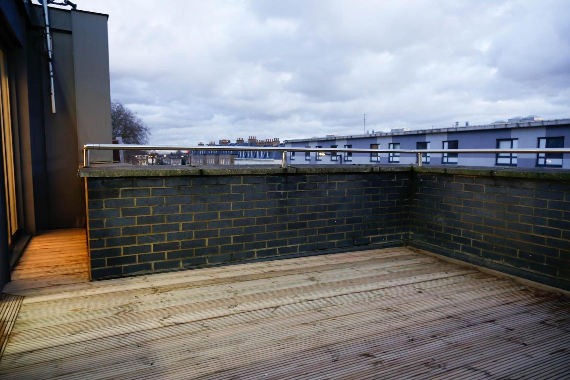 New Luxury In Location Next To Shops, Cafes, Bars & Metro Lägenhet *
