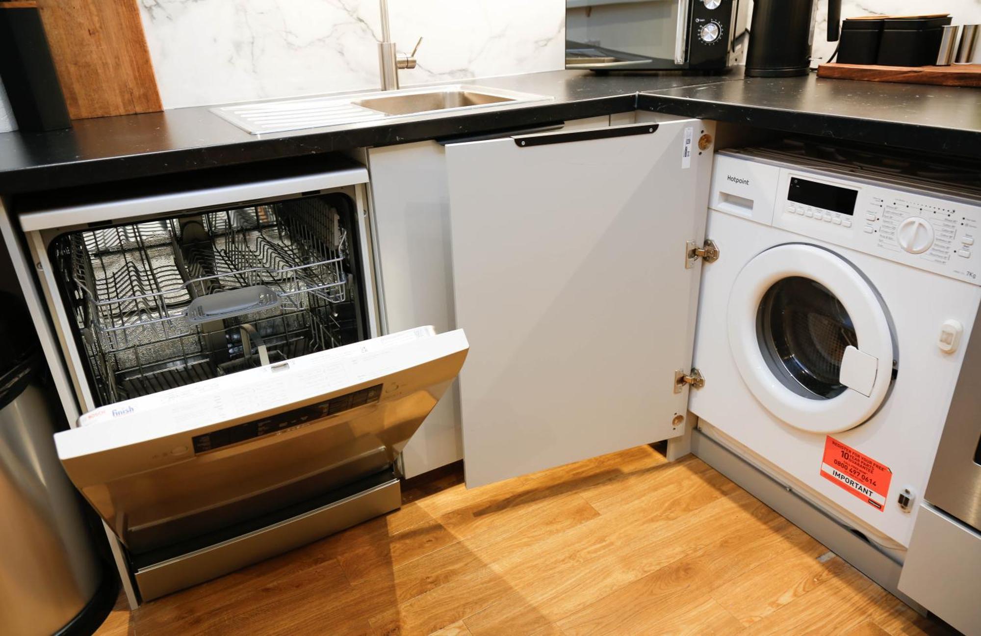 New Luxury In Location Next To Shops, Cafes, Bars & Metro Lägenhet London