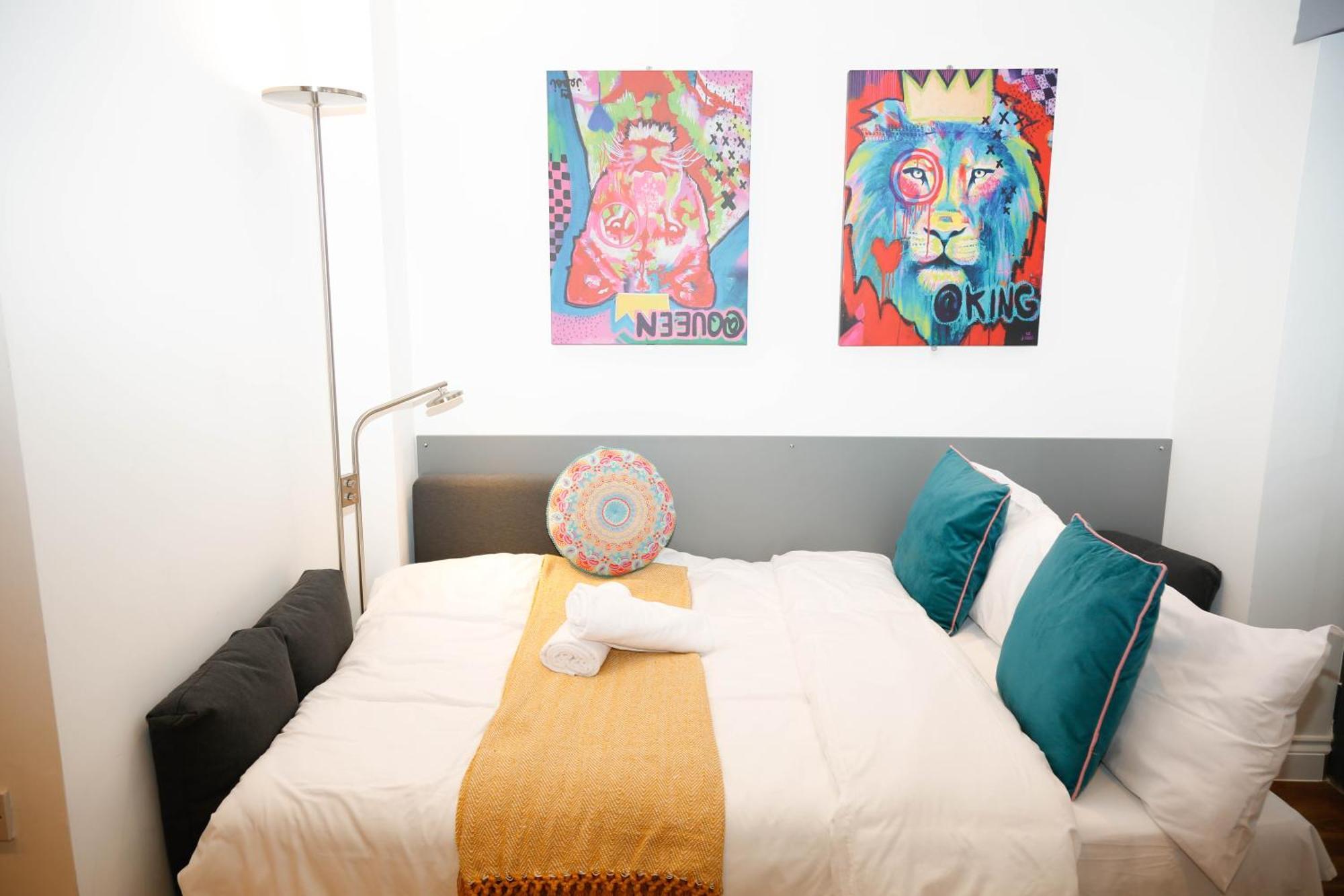 New Luxury In Location Next To Shops, Cafes, Bars & Metro Lägenhet