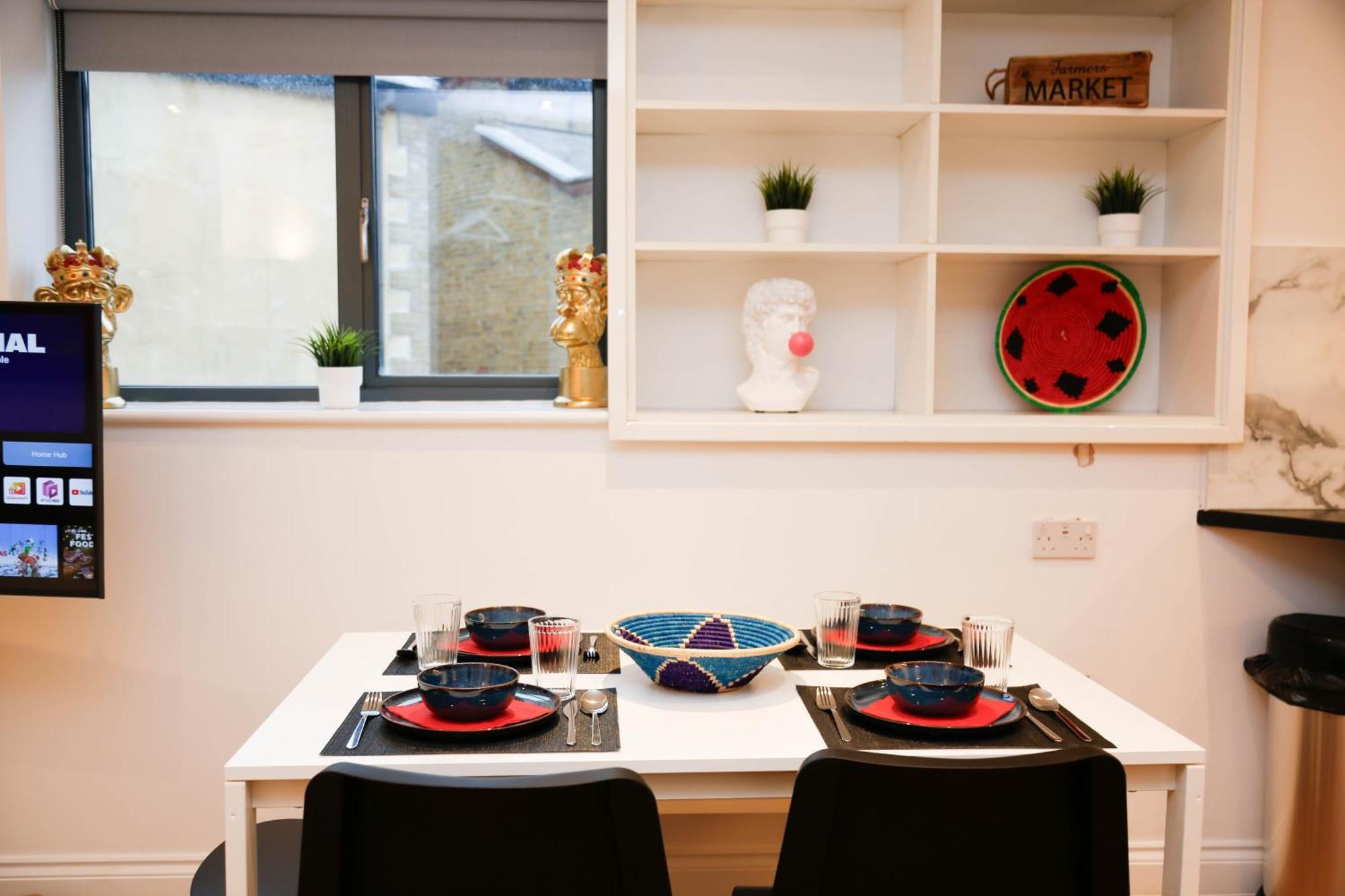 New Luxury In Location Next To Shops, Cafes, Bars & Metro Lägenhet London
