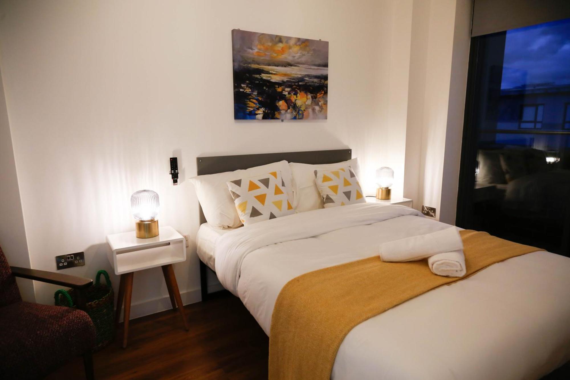 New Luxury In Location Next To Shops, Cafes, Bars & Metro Lägenhet *