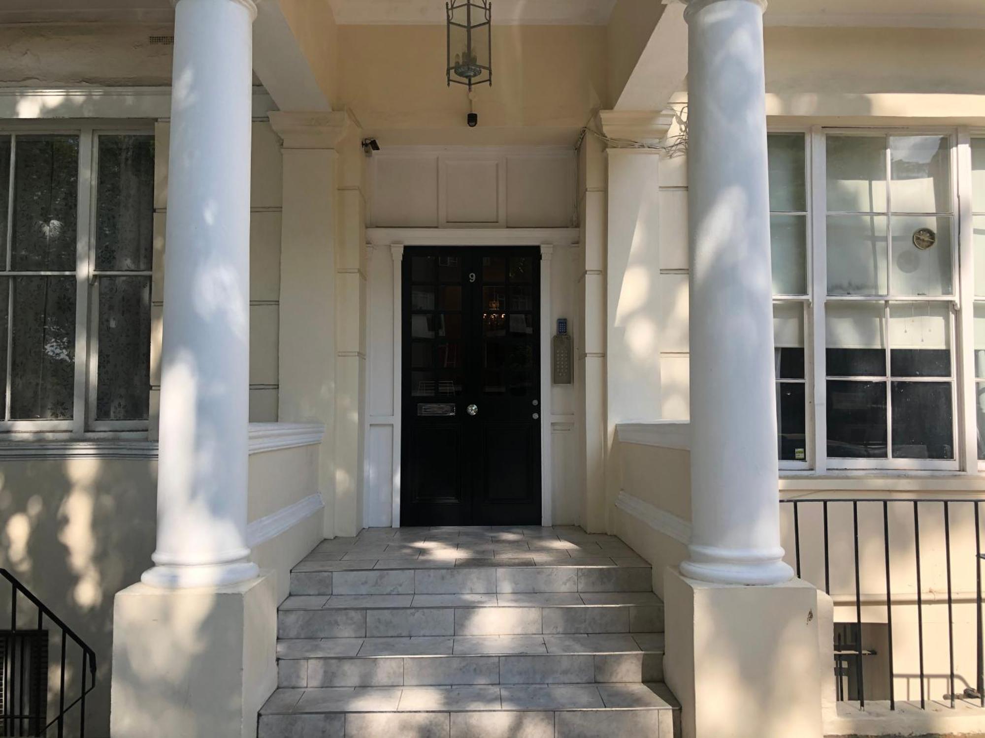 Apartment Stunning Newly Refurbished With A Private Courtyard To Enjoy! *