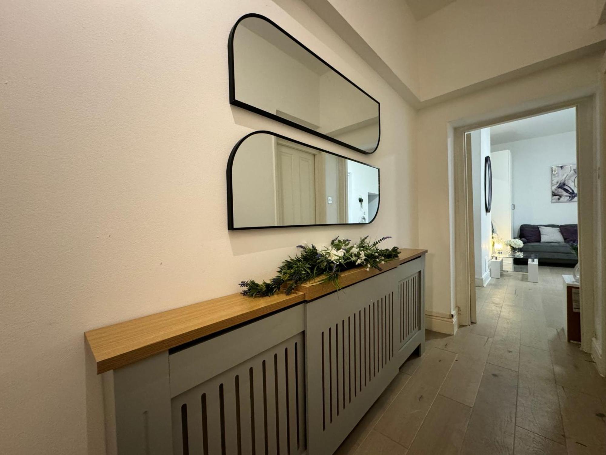 Stunning Newly Refurbished With A Private Courtyard To Enjoy! Apartment London