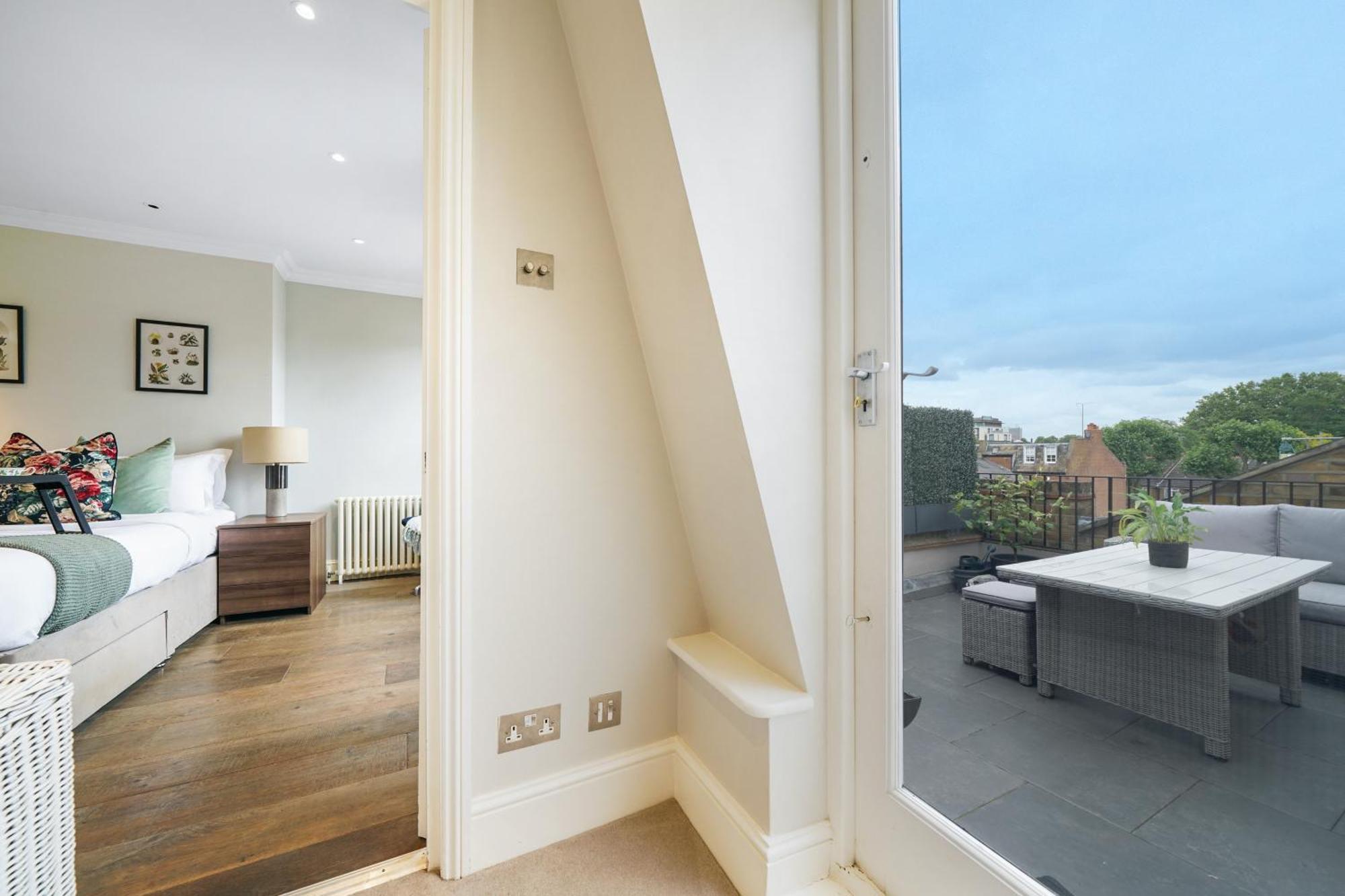 Beautiful And Spacious 2 Bed, 2 Bath Bordering Fulham And Chelsea - Entire With Private Entrance Appartamento