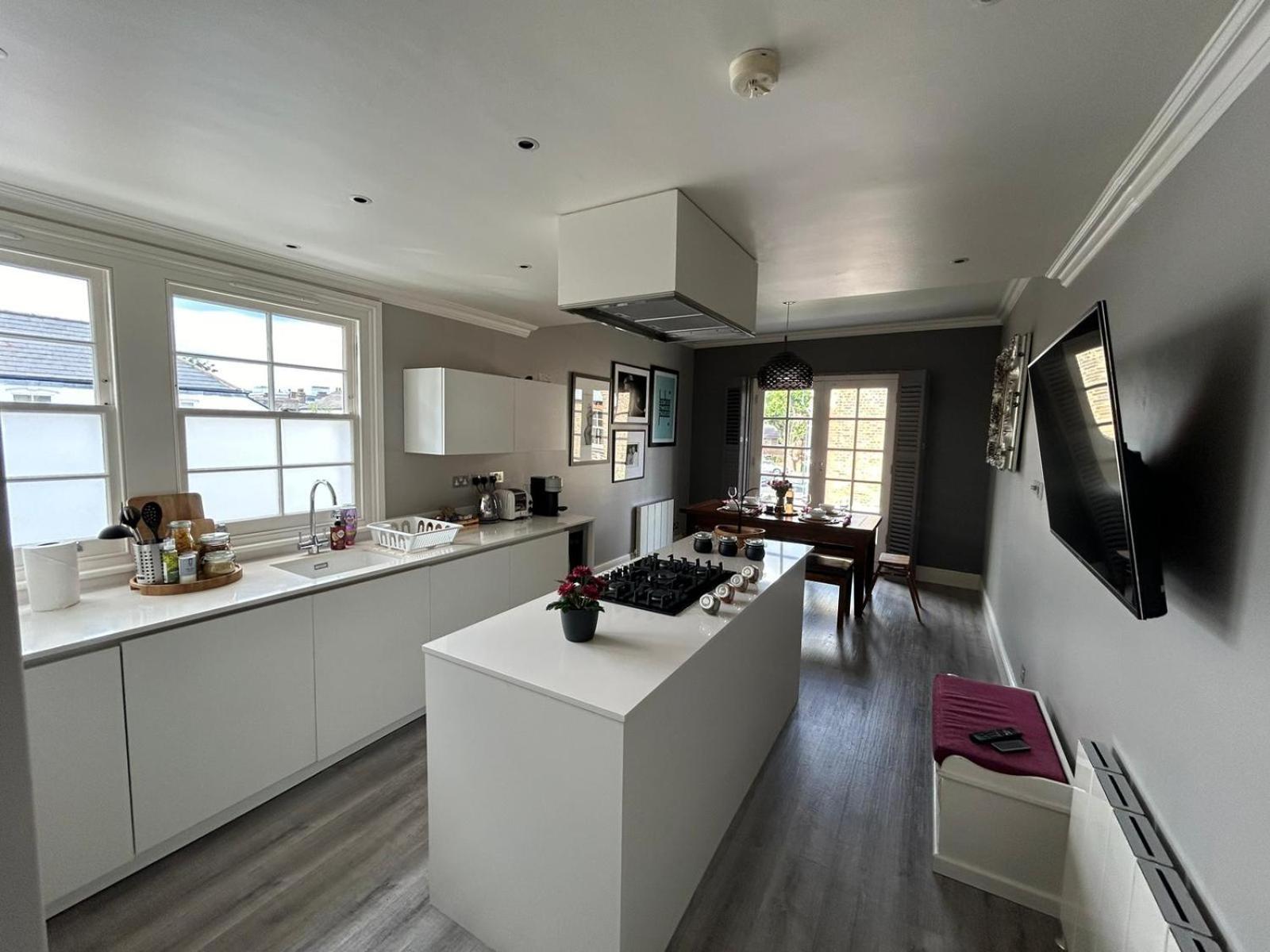 Beautiful And Spacious 2 Bed, 2 Bath Bordering Fulham And Chelsea - Entire With Private Entrance Appartamento Londra