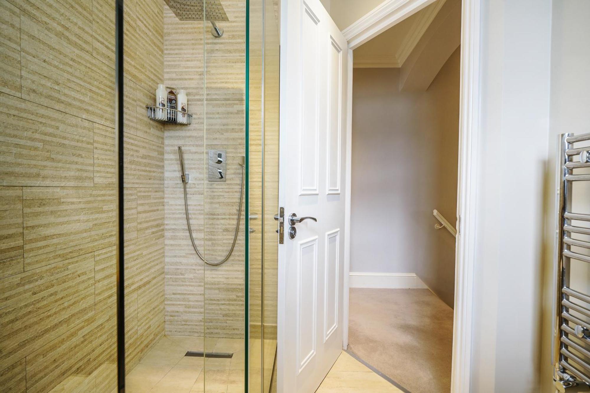 Appartamento Beautiful And Spacious 2 Bed, 2 Bath Bordering Fulham And Chelsea - Entire With Private Entrance Londra
