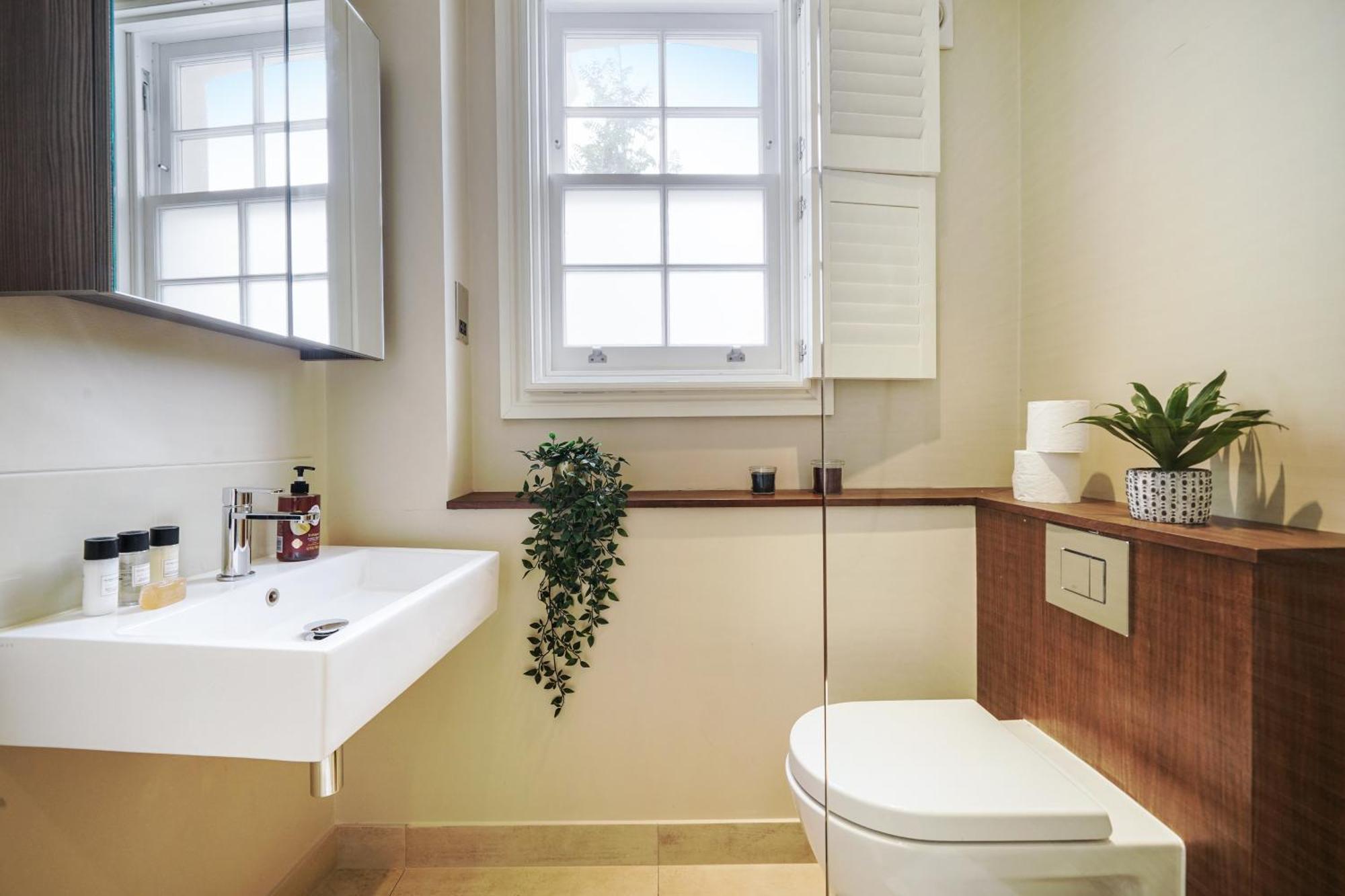 Beautiful And Spacious 2 Bed, 2 Bath Bordering Fulham And Chelsea - Entire With Private Entrance Appartamento *