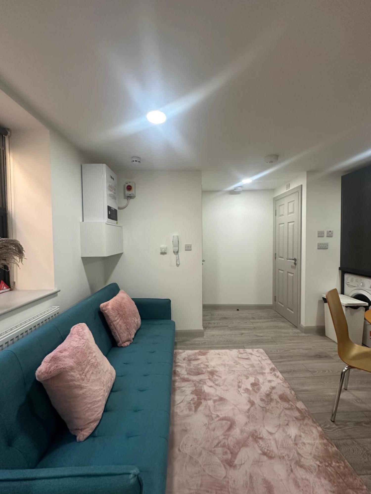 New Build Cozy Flat In London!!4 * London