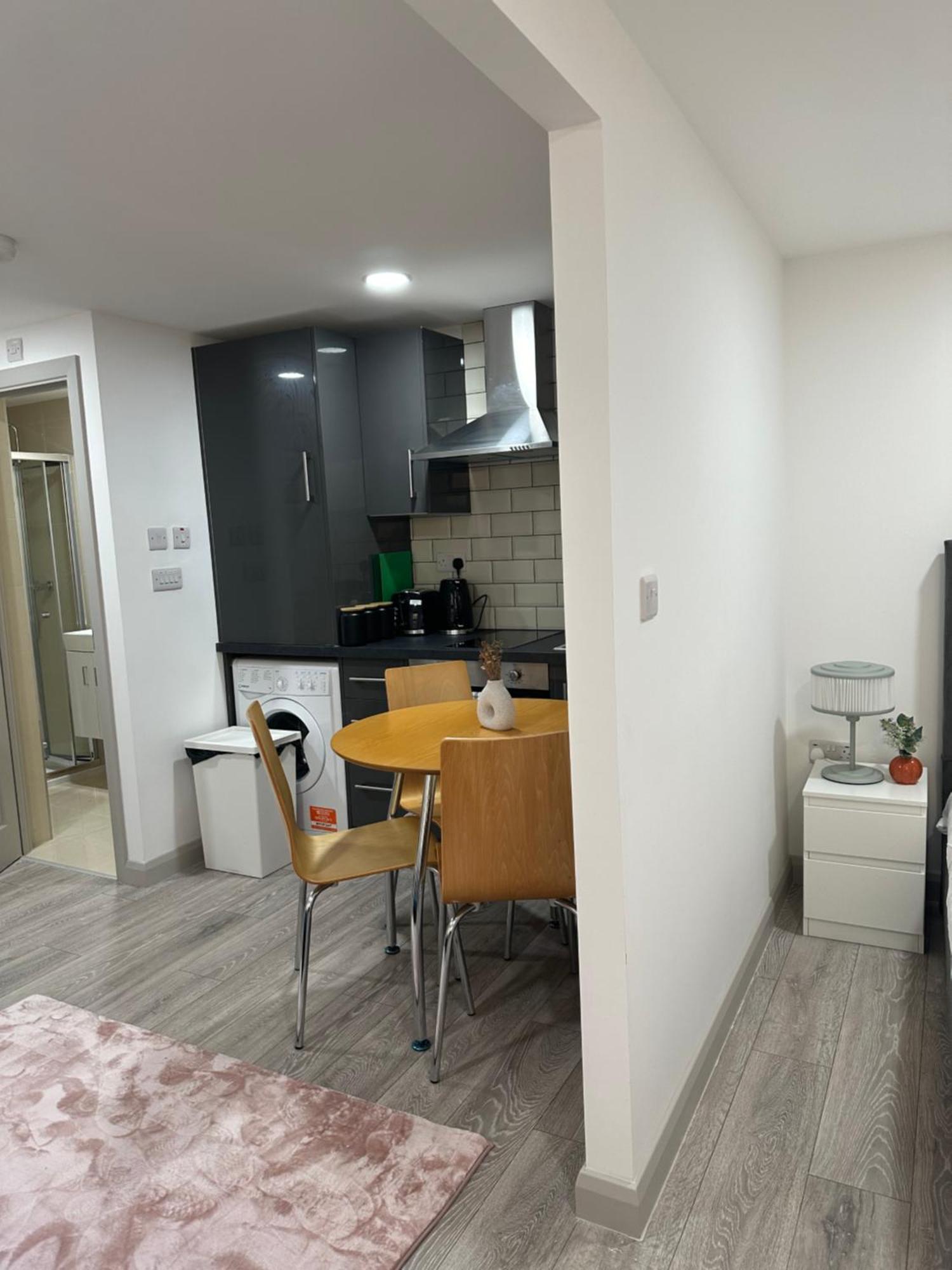 Apartment New Build Cozy Flat In London!!4 London