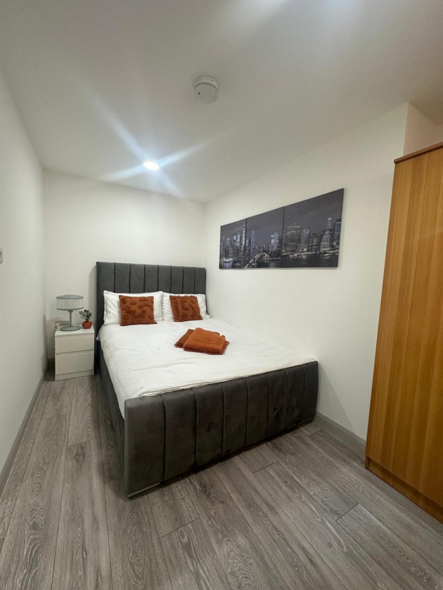 New Build Cozy Flat In London!!4