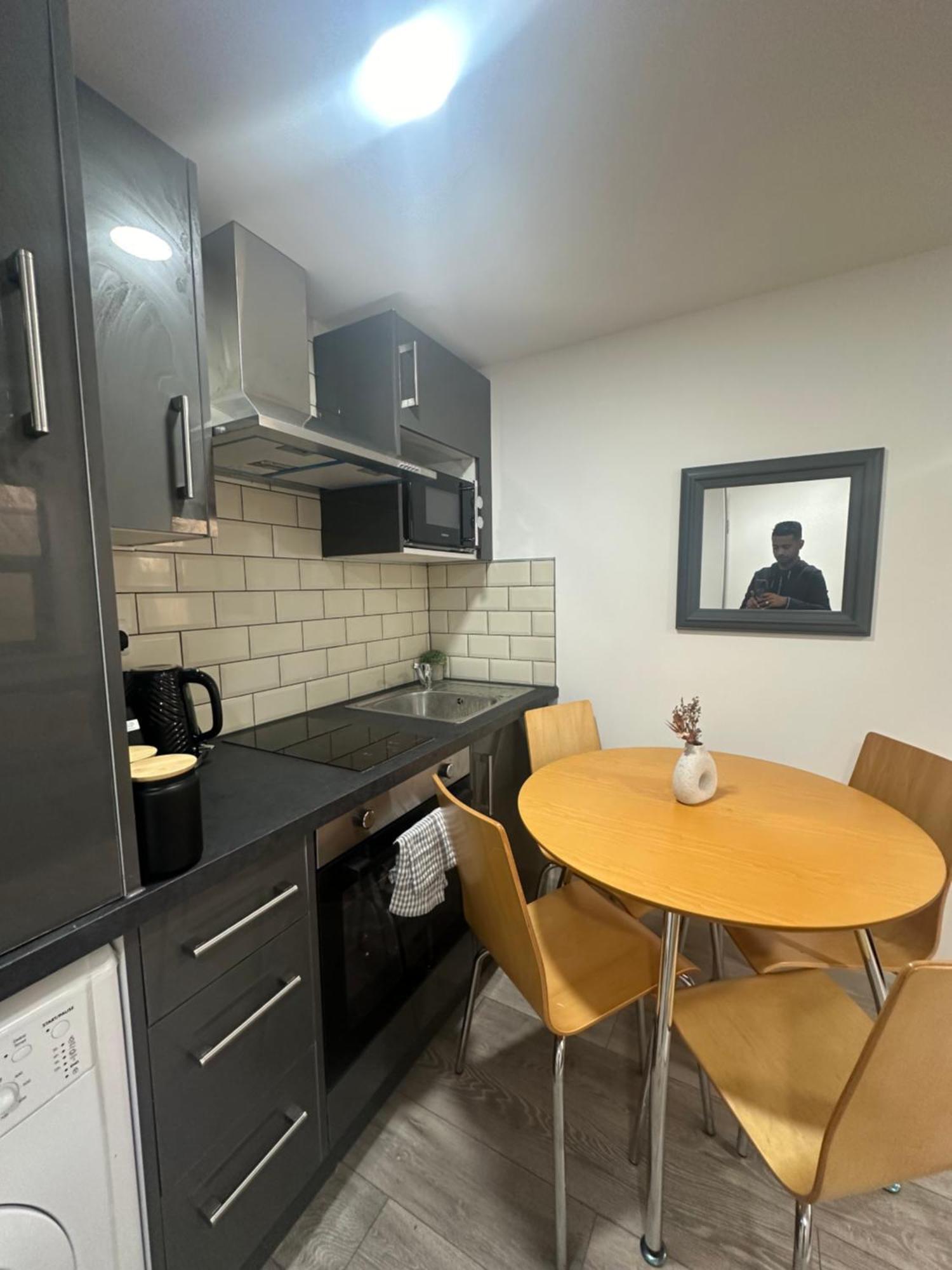 Apartment New Build Cozy Flat In London!!4 *