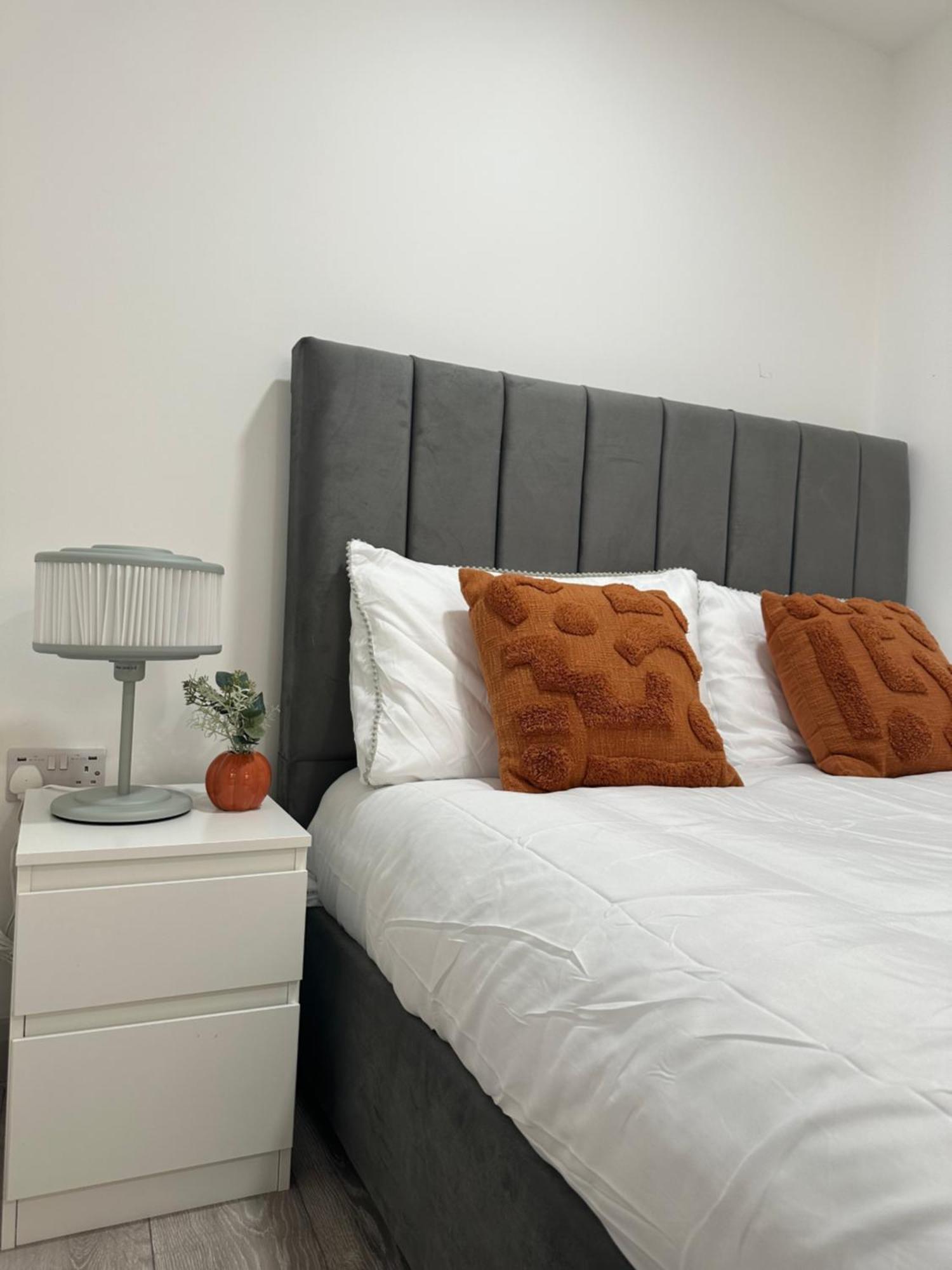 Apartment New Build Cozy Flat In London!!4 London