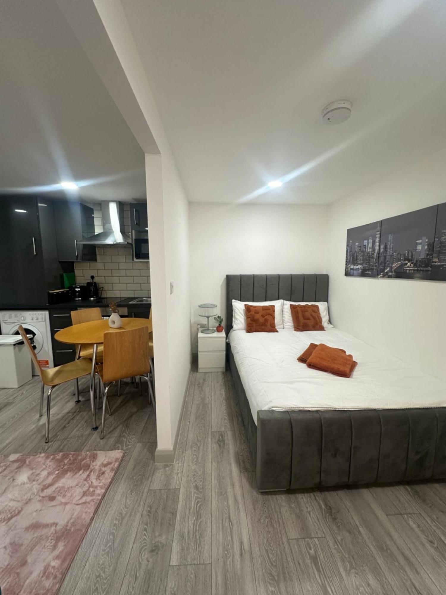 New Build Cozy Flat In London!!4 London
