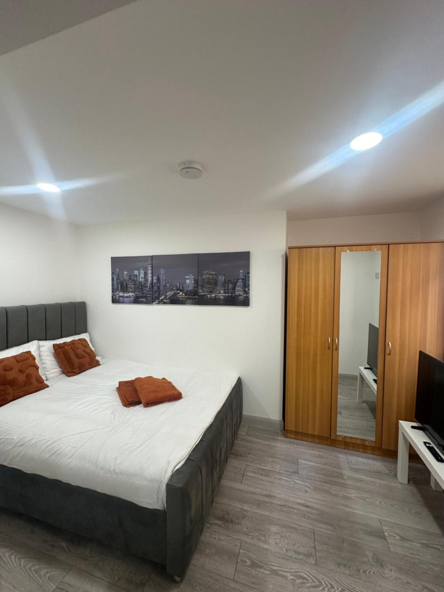 New Build Cozy Flat In London!!4 * London
