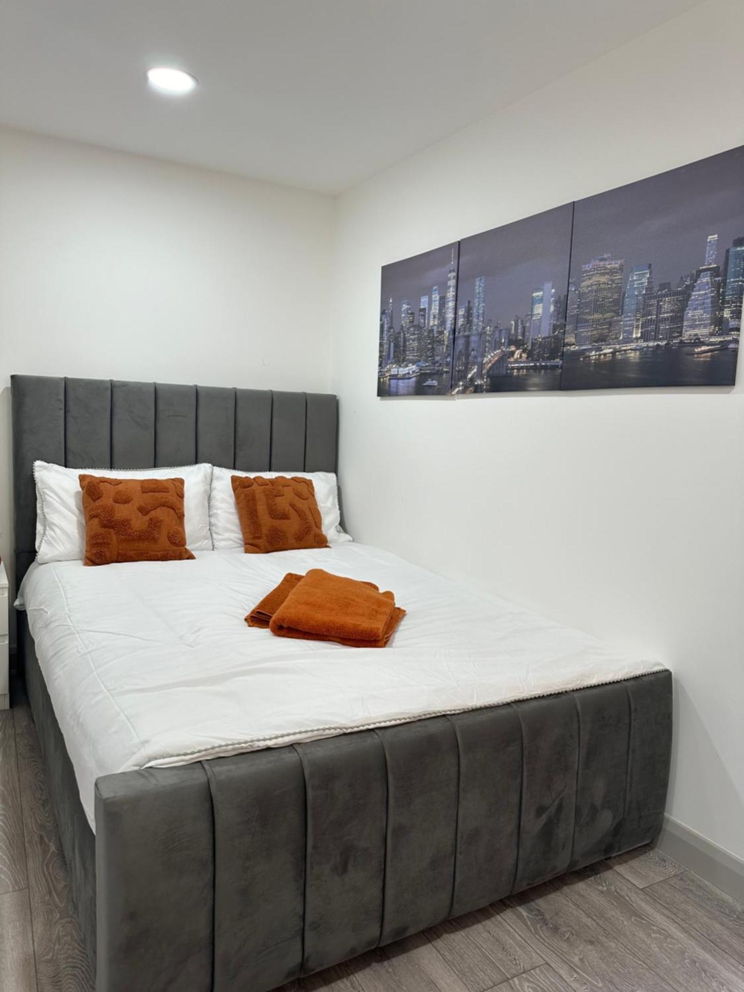 New Build Cozy Flat In London!!4 Apartment London