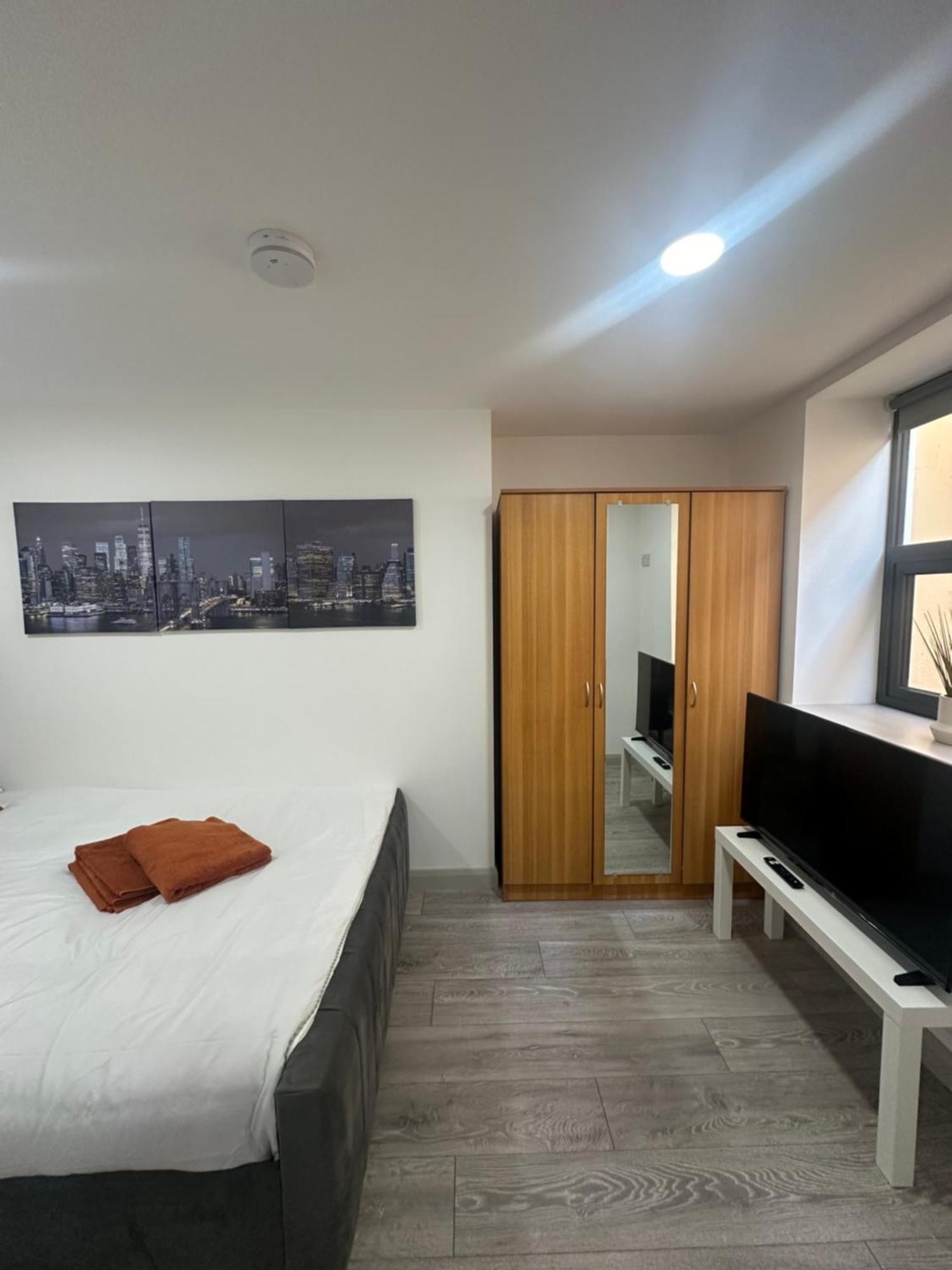 New Build Cozy Flat In London!!4 *