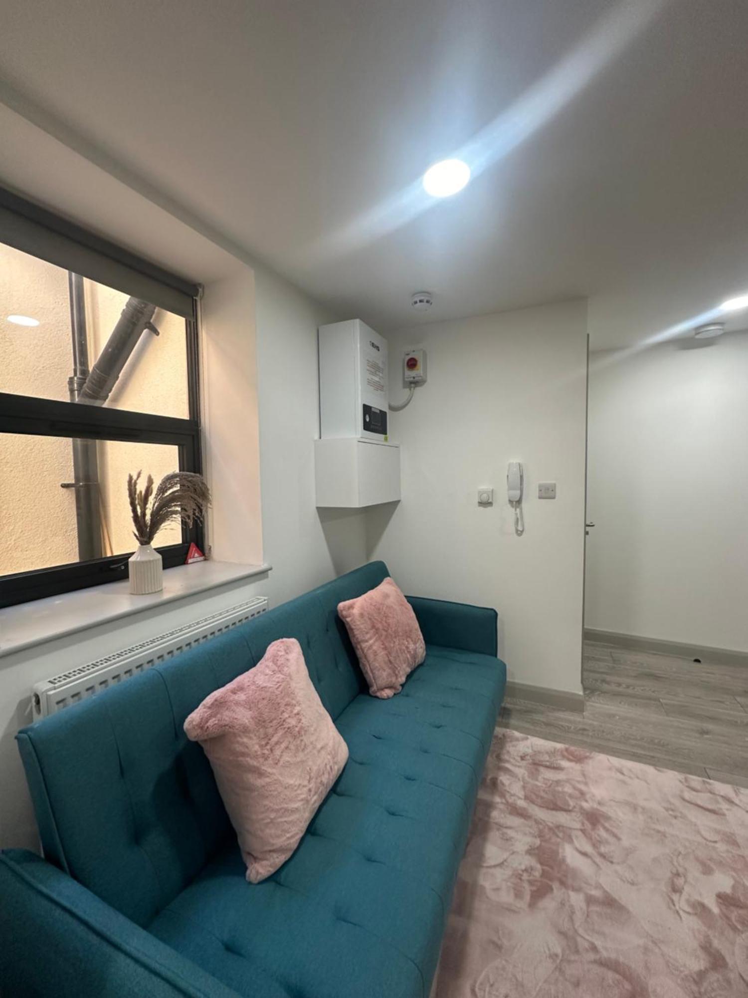 Apartment New Build Cozy Flat In London!!4 London
