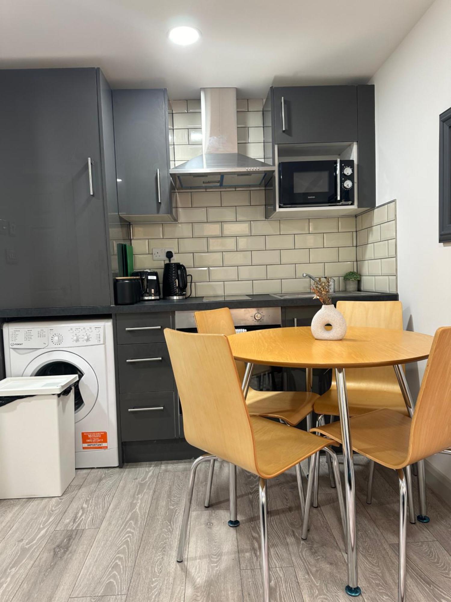New Build Cozy Flat In London!!4 *