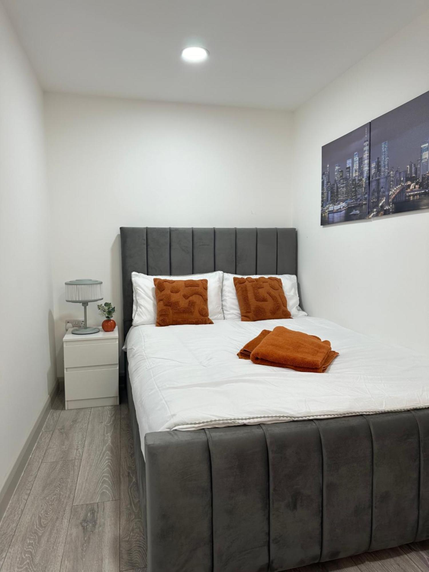 New Build Cozy Flat In London!!4 London