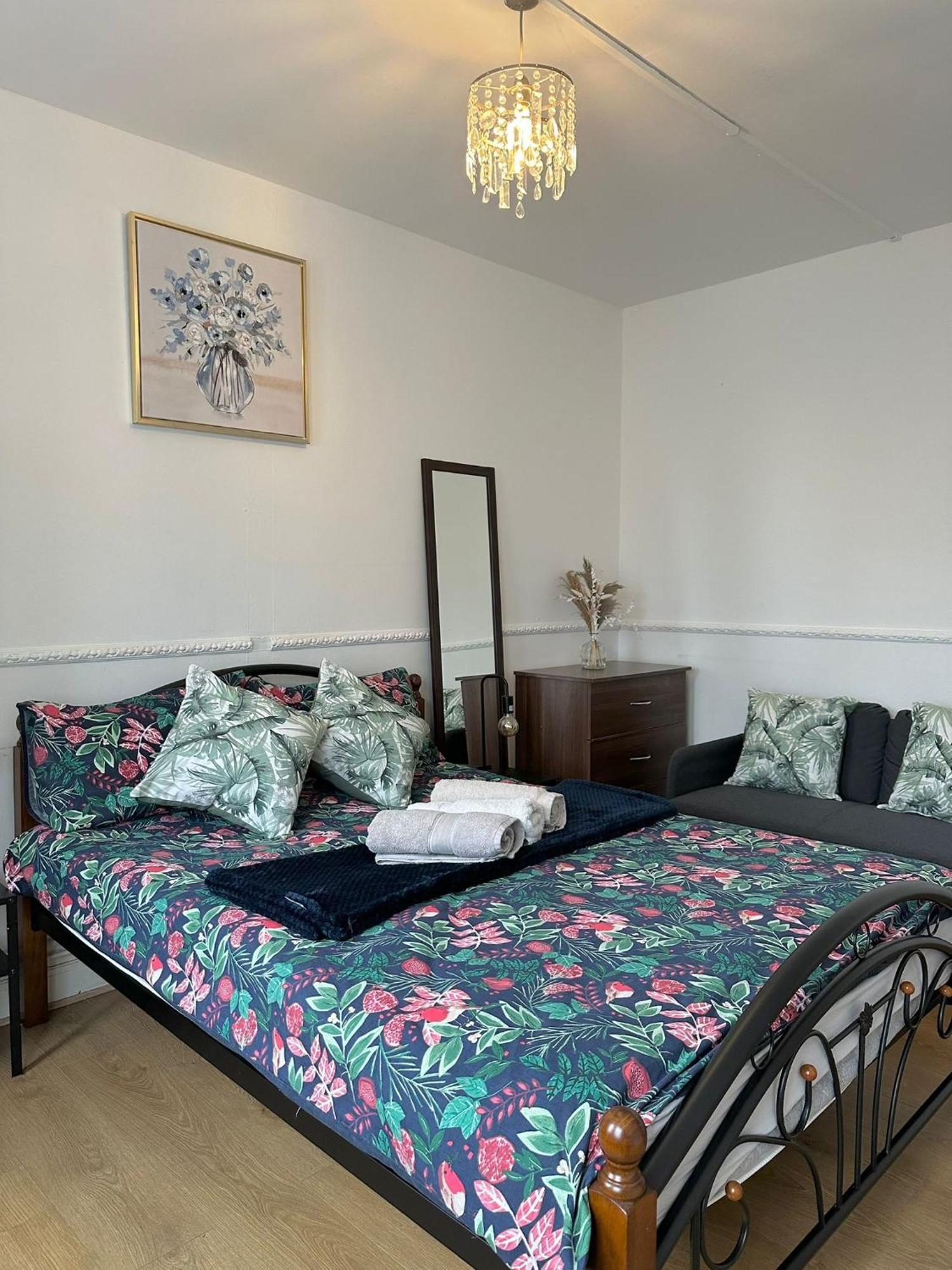 Lovely Spacious 2 Bedroom Flat In Bethnal Green, 3mins Away From Station Appartamento Londra