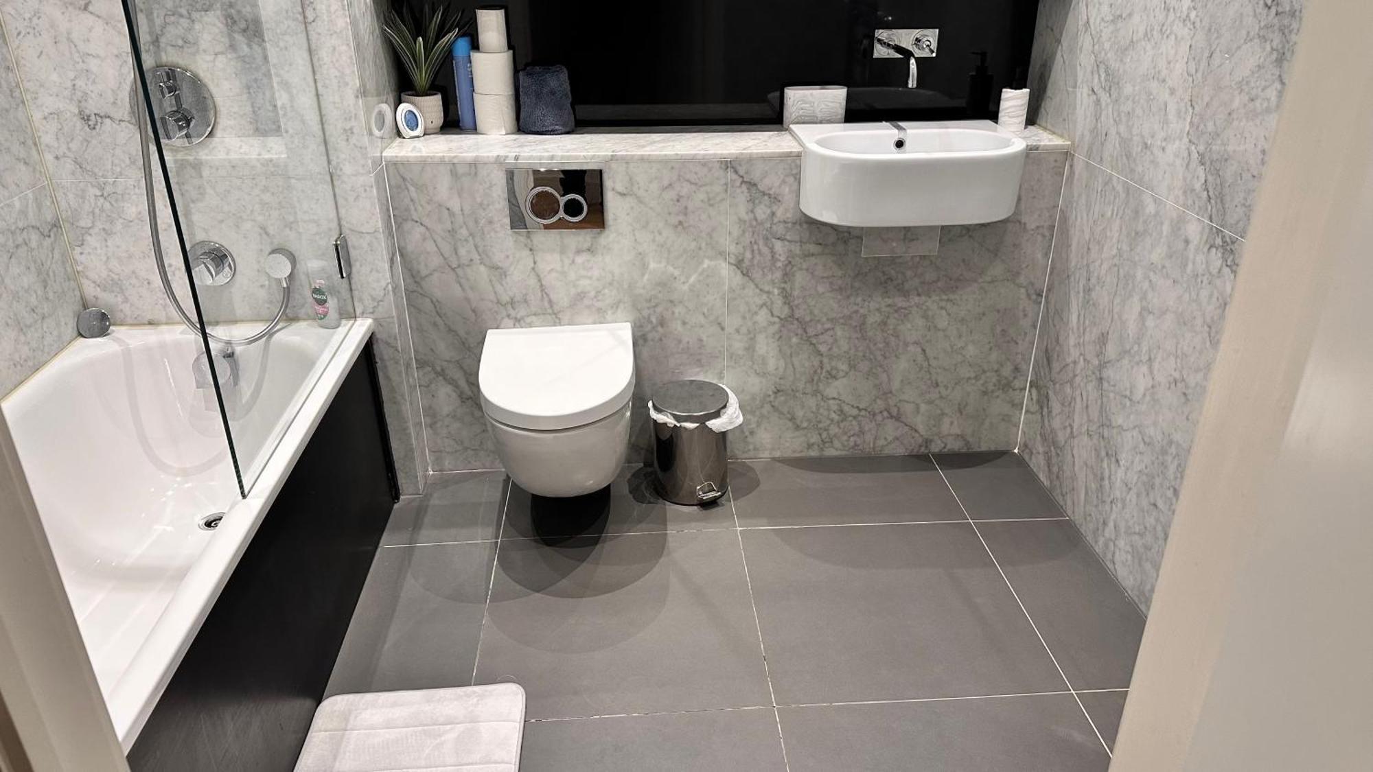 Apartment-sleeps3-hottub-patio London