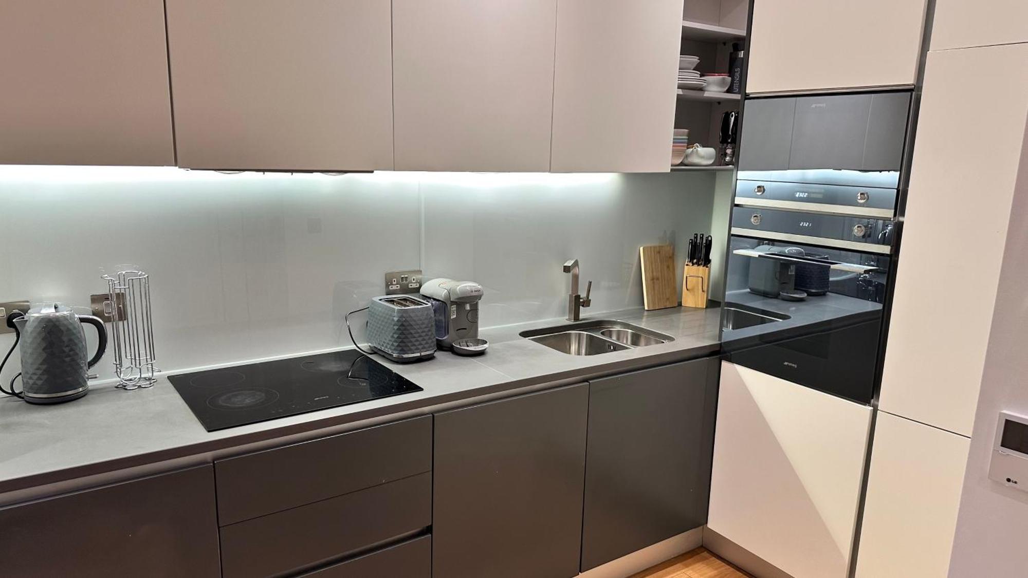 Apartment-sleeps3-hottub-patio Apartment London
