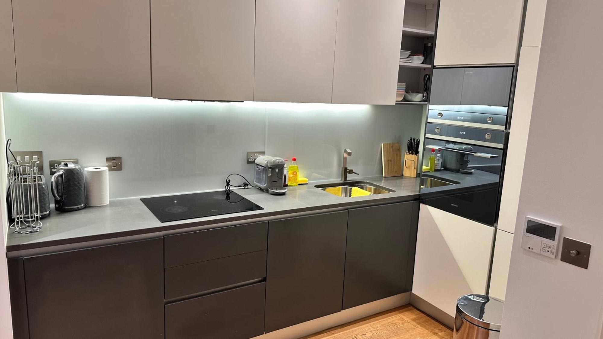 Apartment-sleeps3-hottub-patio * London