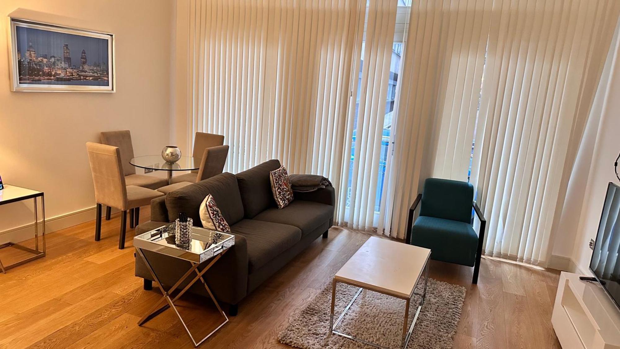 Apartment Apartment-sleeps3-hottub-patio London