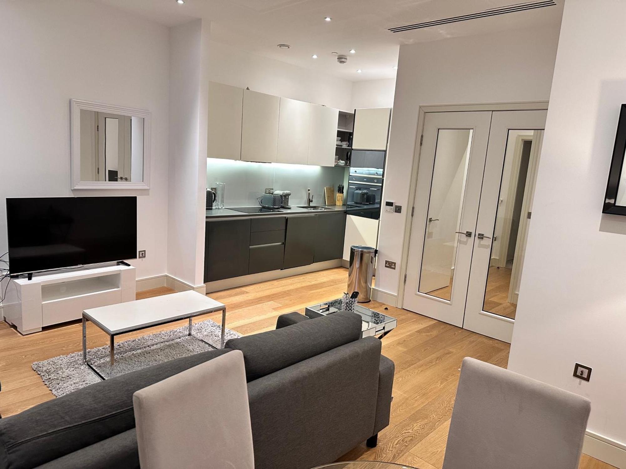 Apartment-sleeps3-hottub-patio * London